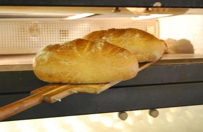 Frisches Brot wird aus dem Ofen geholt